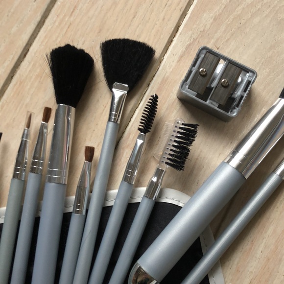 NWOT new 12 make up brushes & bag - Picture 4 of 8